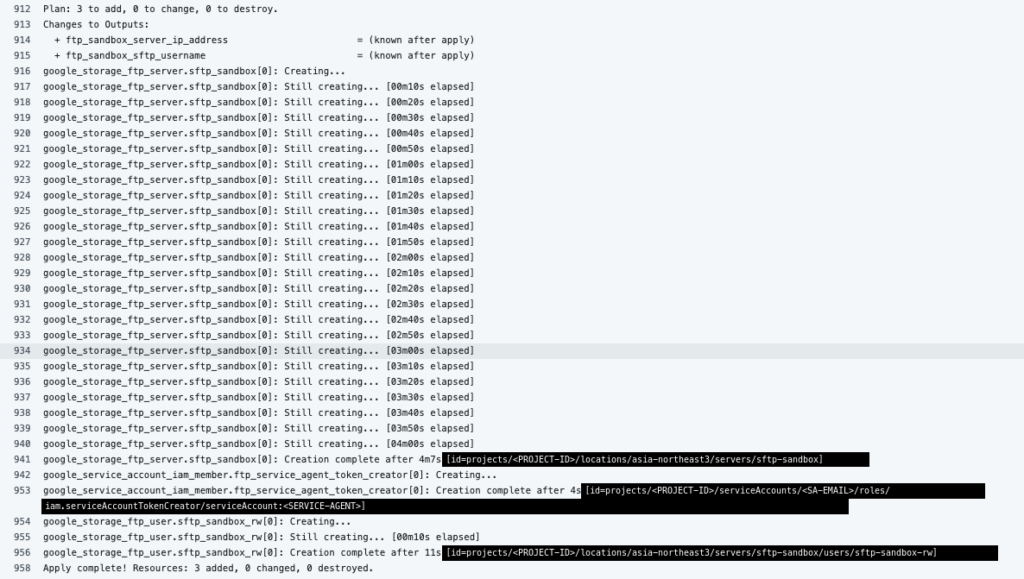 Terraform の apply ログ。Plan: 3 to add から Apply complete! Resources: 3 added まで続き、サーバーが Creation complete after 4m7s、IAM が 4s、ユーザーが 11s と出ている。id の行は伏せてある